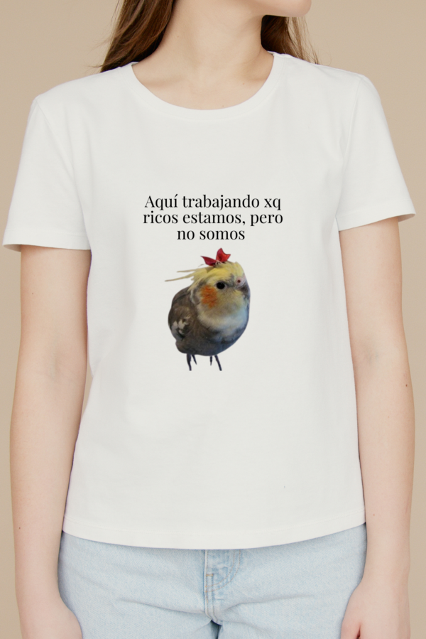 Camiseta Mujer Manga Corta Aquí trabajando xp ricos estamos, pero no somos